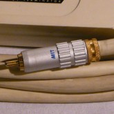 RCA プラグの拡大写真です。コレクトチャック式が採用されています。