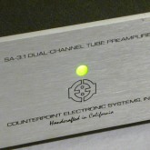 製品表示の拡大写真です。製品は 1U (44mm) サイズです。