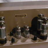 オリジナル早期モデルはこの位置に [marantz] ロゴがあります。