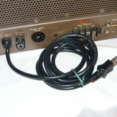 電源ケーブルは交換されています。着脱はできません。