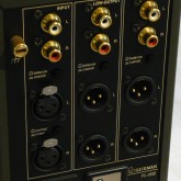 入出力はそれぞれ XLR/RCA を選択できます。XLR出力はピンアサインメントを選択できます。