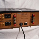 製品背面部です。銅版シャーシなど、この当時は随所に音質対策が施されています。