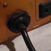 ACケーブル出力部のゴムブーツにダメージがありますが、外観上だけで機能・安全性に問題はありません。