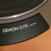 フォノモーターは DP-3000 です。クウォーツロック式ではありません。
