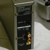 背面部の写真です。入力は digital/analog 共に装備されています。