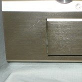 向かって左側のフロントフェイスに傷があります。