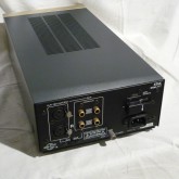 製品背面部です。入力は XLR/RCA から選択できます。