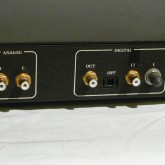 デジタル入力は ST / SPDIF / TOS です。アナログ出力は RCA です。
