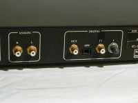 デジタル入力は ST / SPDIF / TOS です。アナログ出力は RCA です。