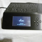 操作は液晶タッチパネル式です。液晶画面右の5Pボタンでも操作できます。