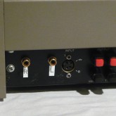 入力は RCA に改造されています。QUAD 以外のメーカーのプリアンプとの接続も容易です。