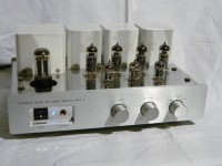 この価格帯では珍しく整流管(5AR4/GZ34)を採用。好みの音を創る幅が広い製品です。