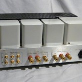 製品背面部です。コンパクト・お手軽価格の製品ながら作りの良い端子類が装備されています。。
