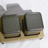 製品を上部から見た写真です。トランスカバーなど、良好な状態です。