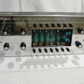 金属製カバー内部です。トリムは左右独立、７バンドを可変できます。