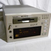 TASCAM(TEAC) の業務用MDです。