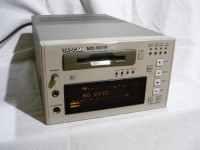 TASCAM(TEAC) の業務用MDです。