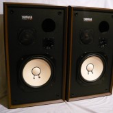 ホワイトWFが特徴的な 2way スピーカーです。