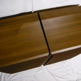 製品天面部です。目立つ傷はありませんが、多少の些細な傷があります。