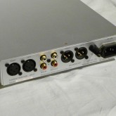 入出力端子共に XLR/RCA 各１系統が装備されています。