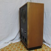 こちらの面は吸水による変色があります。