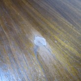 傷を補修しようとした形跡があります。