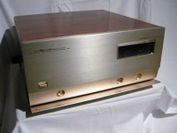 フロントサブパネルを空けた写真です。output level / display dimmer / input selecter が格納されています。