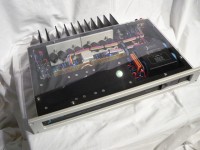 製品天板は透明なアクリルパネルになっています。筐体内に磁界が変形した状態で閉じ込められないように配慮されています。