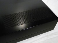 製品天板部にはベントホールが配されています。