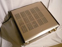 前ユーザー様は本機をオーディオラックに収めて使用していました。非常にきれいな状態です。