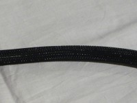 ケーブルは黒いメッシュジャケットに覆われています。ジャケットに解れなどはありません。