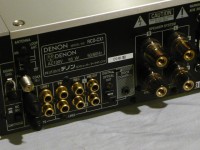 ACはインレット式、SPターミナルも本格的な端子が採用されています。