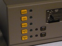 44 プリアンプは[broun M]ボタンです。