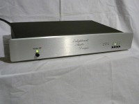 シンプルで高級感あるフェイスデザインです。